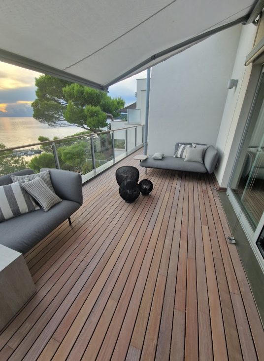 terrazzo in decking per esterni scuro